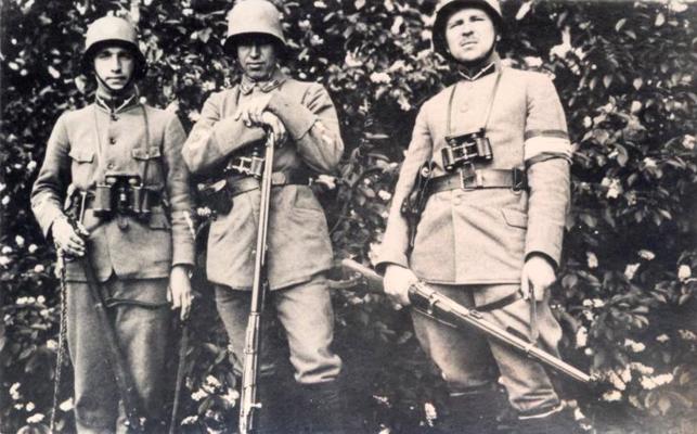 Neatkarības bataljona izlūku grupas virsnieki. Pirmais no labās apbruņots ar karabīni Kar.88. Kurzeme, 05.1919.