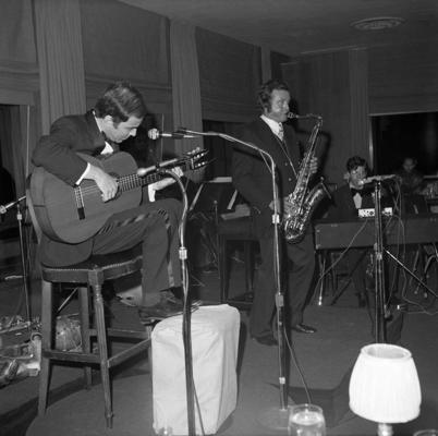 No kreisās: Žuāu Žilbertu un Stens Gecs uzstājas Rokfellera centrā. Ņujorka, 1972. gads.