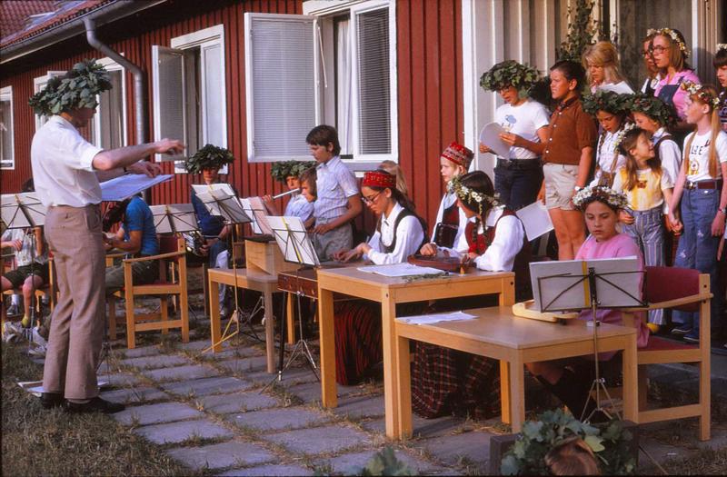 Andris Vītoliņš Dziesmu svētku Jaunatnes rīta mēģinājumā. Lādvika pie Vaksholmas, Zviedrija, 23.06.1973.
