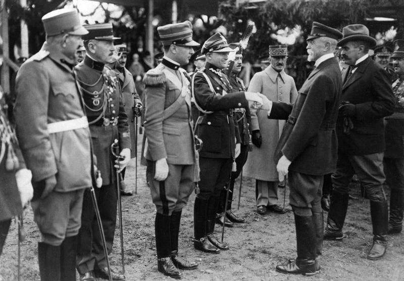 Čehoslovākijas prezidents Tomāšs Gariks Masariks sasveicinās ar ārvalstu militārajiem atašejiem valsts dibināšanas desmitās gadadienas svinībās. 1928. gads.