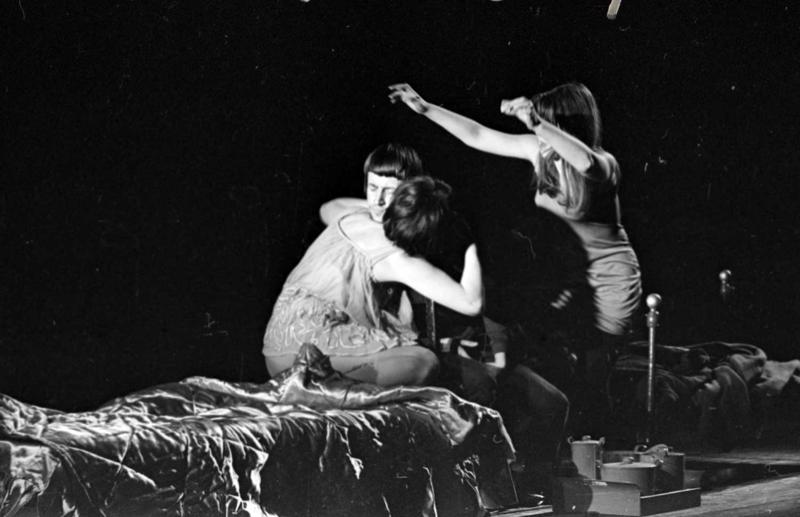 Aina no Paula-Ērika Rummo absurda drāmas "Pelnrušķītes spēle" (Tuhkatriinumäng). Vanemuines teātris, 1969. gads.