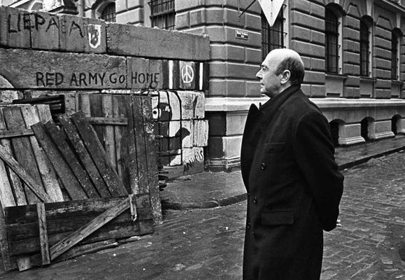NATO ģenerālsekretārs Manfrēds Verners (Manfred Hermann Wörner) Vecrīgā pie Jēkaba ielas barikāžu laika mūra. 11.03.1992.
