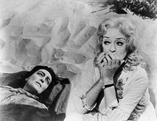 Beta Deivisa un Džoana Kroforda filmā "Kas notika ar mazulīti Džeinu?", 1962. gads.