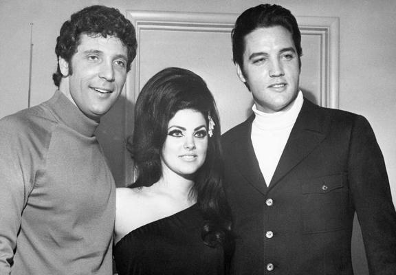 Toms Džonss ar Elvisu Presliju un viņa sievu Priscillu (Priscilla Presley) pēc uzstāšanās Lasvegasā. ASV, 04.07.1968.