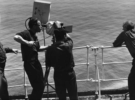 Pie kameras Māris Rudzītis spēlfilmas "Tobago maina kursu" uzņemšanas laikā. 1965. gads.