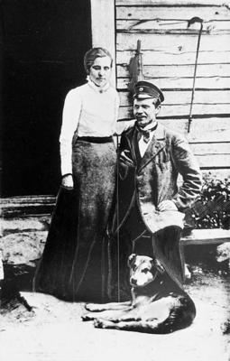 Jānis Jaunsudrabiņš ar līgavu Lizeti Sproģi "Zvejniekos". Neretas pagasts, 1901. gads.