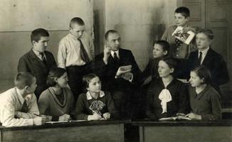 Antons Rupainis (centrā) ar saviem audzēkņiem Taudejāņu pamatskolā. 20. gs. 30. gadi.