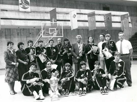 LPSR sieviešu basketbola izlase ar izcīnīto VIII PSRS Tautu vasaras spartakiādes kausu. Maskava, 1983. gads.
