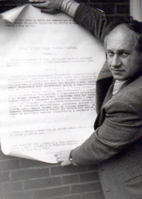 Ilgvars Spilners ar Padomju Krievijas un Latvijas 1920. gada miera līguma 2. panta tekstu uz plakāta, ko viņš centās pielikt pie bijušās Latvijas sūtniecības ēkas Ženēvā. 02.1973.