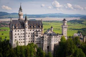 19. gs. otrajā pusē pēc Bavārijas karaļa Ludviga II (Ludwig II., 1864-1884) iniciatīvas uzceltā Neišvānšteinas pils (Schloss Neuschwanstein) ir viens no mēģinājumiem iedzīvināt realitātē šim laikam tipiskos romantizētos priekšstatus par viduslaikiem. Vācija, 2018. gads.