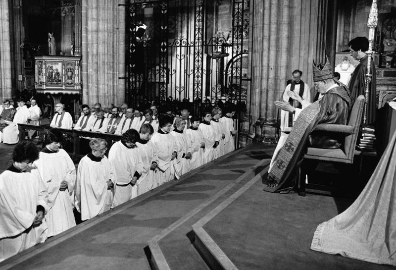 Kenterberijas arhibīskaps Roberts Runcijs ordinē pirmās priesteres sievietes Anglijas baznīcā. 1987. gads.