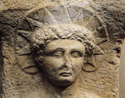 Reljefs, kurā attēlots saules dievs Hēlijs. Romiešu civilizācija.