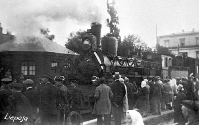 Pirmā vilciena pienākšana Liepājas dzelzceļa stacijā, atklājot dzelzceļa līniju Liepāja–Glūda. Liepāja, 02.09.1929.