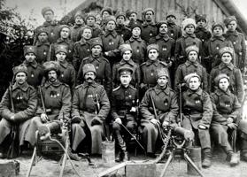 1. Daugavgrīvas latviešu strēlnieku bataljona 1. rotas strēlnieki 1916. gadā. Vidū 1. rotas komandieris poručiks Frīdrihs Briedis.
