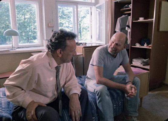 No kreisās: dokumentālās filmas "Pēteris Vasks" scenārija autors un režisors Tālivaldis Margēvičs un komponists Pēteris Vasks filmas uzņemšanas laikā, 1992. gads.