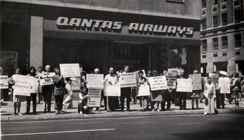 Demonstrācija pie Austrālijas valdībai piederošās aviokompānijas QANTAS biroja Ņujorkā, protestējot pret Austrālijas Vitlama valdības lēmumu atzīt Baltijas valstu inkorporāciju Padomju Savienībā. Ņujorka, ASV, 12.08.1974.