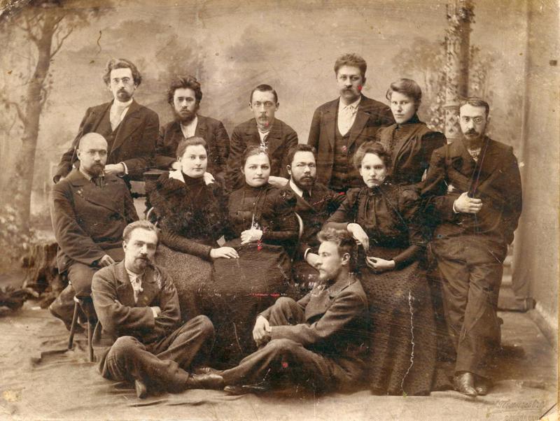 Izsūtīto trimdinieku grupa Slobodskā. No kreisās ceturtais pēdējā rindā: Pēteris Stučka. Vjatkas guberņa, Krievijas Impērija, 1900. gads.