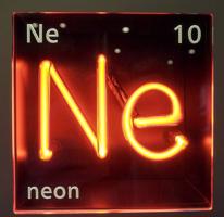 Neona ķīmiskais elements kā neona lampa.