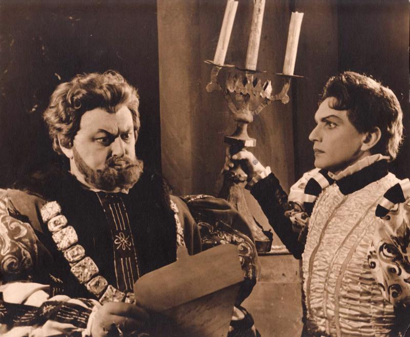Kārlis Sebris (Klaudijs) un Gunārs Cilinskis (Laerts) Viljama Šekspīra lugā "Hamlets". 1959. gads.