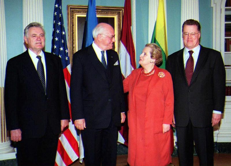ASV valsts sekretāre Madlēna Olbraita kopā ar Lietuvas prezidentu Valdu Adamku, Igaunijas prezidentu Lenartu Meri un Latvijas prezidentu Gunti Ulmani dienu pirms NATO 50. gadadienas samita. Vašingtona, ASV, 22.04.1999.