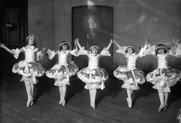 Baletskolas audzēknes baleta ainā uz Nacionālās operas skatuves. Rīga, 20. gs. 30. gadi.