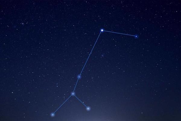 Debess apgabals ar Lielo Suni. Ar līnijām parādīta zvaigznāja raksturīgā figūra. 25.10.2020.