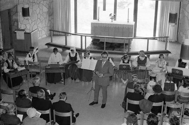 Andris Vītoliņš ar koklētājām no Stokholmas Slītes baznīcā. Gotlande, Zviedrija, 08.05.1975.