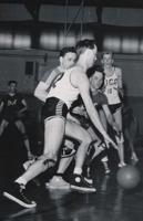 Juris Reneslācis piedalās Eiropas latviešu meistarsacīkstēs basketbolā. Bruhmīlbaha, Vācija, 27.‒29.03.1956.