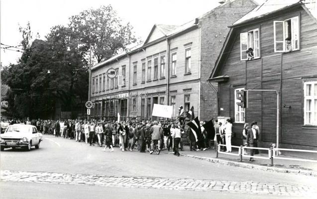 Grupas "Helsinki-86" biedrs Konstantīns Pupurs cauri Rīgai nes Latvijas sarkanbaltsarkano karogu. 14.06.1988.