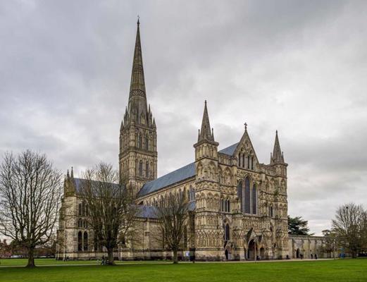 Solsberijas katedrāle (Salisbury Cathedral), 14. gs. Viens no iespaidīgākajiem viduslaikos uzceltajiem dievnamiem apliecina šim laikam raksturīgo dievbijību un ticības spēku. Solsberija, Anglija, 2020. gads.