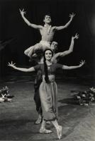 Marta Bilalova Šakuntalas lomā, aiz viņas Artūrs Ēķis Dušianta lomā un Mihails Barišņikovs Bharata lomā baletā “Šakuntāla”. LPSR Valsts Operas un baleta teātris, 1963. gads.