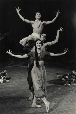 Marta Bilalova Šakuntalas lomā, aiz viņas Artūrs Ēķis Dušianta lomā un Mihails Barišņikovs Bharata lomā baletā “Šakuntāla”. LPSR Valsts Operas un baleta teātris, 1963. gads.