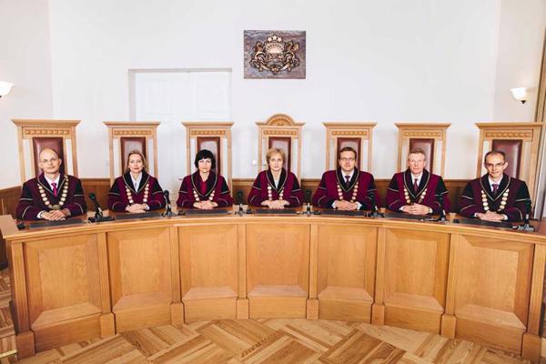 Satversmes tiesas tiesneši tiesas sēžu zālē atbilstoši senioritātes principam. Rīga, 05.09.2017.