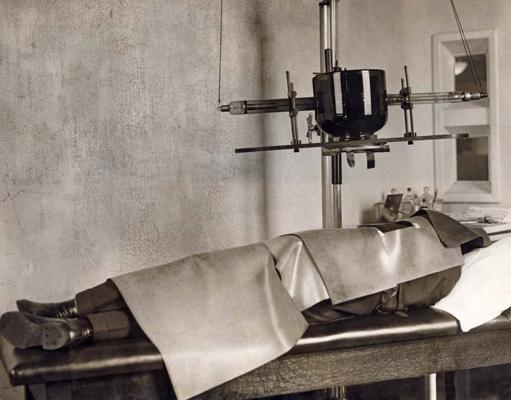 Vēža slimnieks tiek ārstēts ar jaunu rentgena iekārtu, ko izstrādājuši Fizikas departaments Kolumbijas universitātē un General Electric inženieri. Ņujorka, ASV, 16.05.1924.