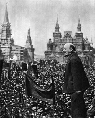Vladimirs Ļeņins uzstājas ar runu Sarkanajā laukumā Maskavā Stepana Razina (Степан Тимофеевич Разин) pieminekļa atklāšanā. 1919. gads.