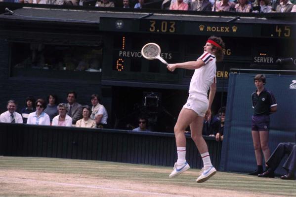 Džons Makenrojs Vimbldonas tenisa turnīra fināla vienspēlē pret Bjernu Borgu. Anglija, 1980. gads.