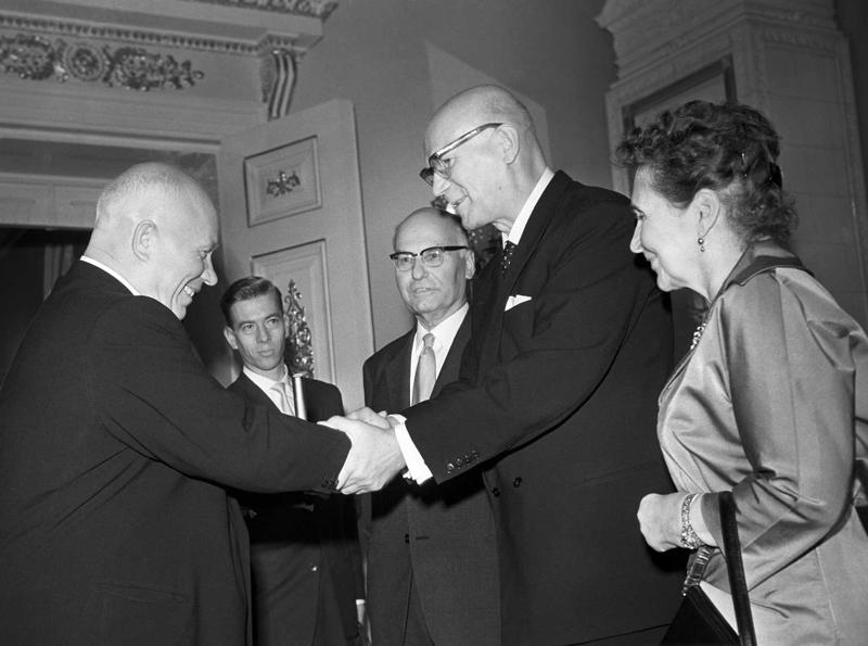 PSRS Ministru padomes priekšsēdētājs Ņikita Hruščovs sasveicinās ar Somijas prezidentu Urho Kalevu Kekonenu vizītes laikā Somijā. Helsinki, 31.08.1960.