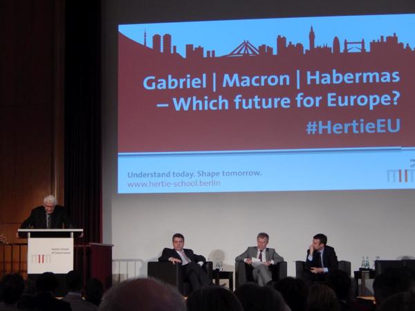 Jirgens Hābermāss uzstājas diskusijā par Eiropas nākotni. Diskusijā piedalās arī Francijas prezidenta amata kandidāts Emanuels Makrons (Emmanuel Macron) un Vācijas ārlietu ministrs Zigmārs Gabriels (Sigmar Gabriel). Berlīne, Vācija, 16.03.2017.