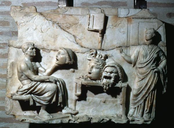 Reljefs ar Menandru, mūzu un teātra maskām. Atēnas, ap 341.–290. gadu p. m. ē.