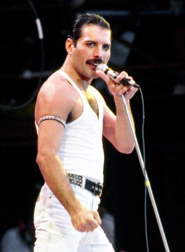 Fredijs Merkūrijs (Freddie Mercury) koncertakcijā Live Aid Vemblija stadionā. Londona, 1985. gads.