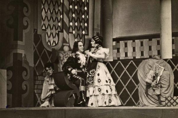 No kreisās: Leonīds Leimanis Kerubīno lomā, Kārlis Veics grāfa Almavivas lomā un Elvīra Bramberga Suzannas lomā komēdijā “Figaro kāzas”. Dailes teātris, Rīga, 1935. gads.