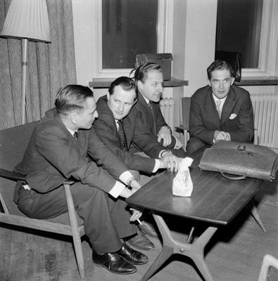 Debašu ievadrunātāji Ūlofs Palme, Georgs Nīstrēms (Georg Nyström), Ūlofs Junsons (Olof Jonsson) un Svens Jūhansons (Sven Johansson) Jestrīkes-Helsinges studentu organizācijā (Gästrike-Hälsinge nation) debatēs par kultūras politikas prasībām. Upsāla, 24.04.1959.