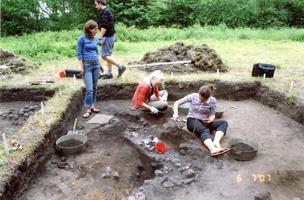 Arheoloģiskie izrakumi Padures pilskalnā arheologa Andreja Vaska vadībā, 2007. gads.