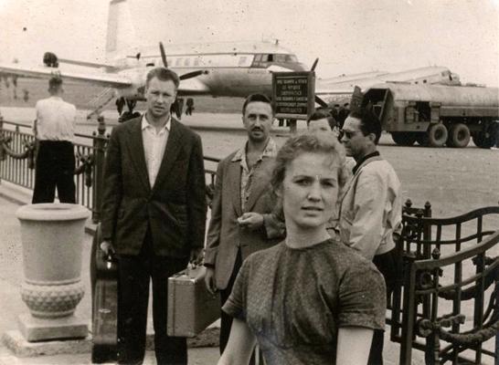 Rīgas estrādes orķestra mūziķi koncertbrauciena laikā. Ļvovas lidosta, Ukraina, 1959. gads.