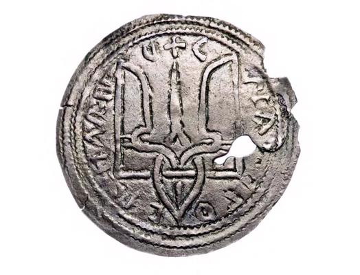 Volodimira Lielā (ap 960.–1015. gadu) sudraba monēta ar trijzobja attēlojumu.