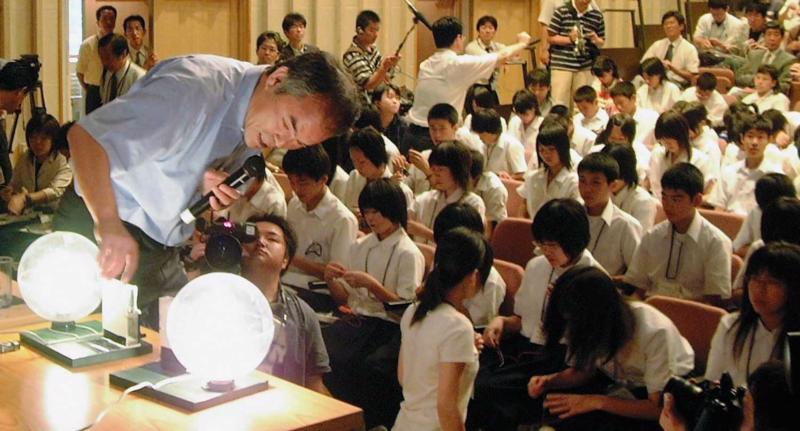 Kalifornijas universitātes (University of California) profesors Šudzi Nakamura māca studentus. Nagano, Japāna, 2005. gads.
