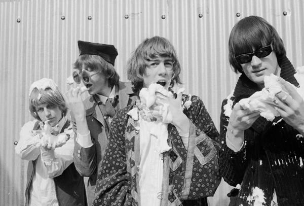 Grupa Soft Machine. No kreisās: Roberts Vaiets, Deivids Allens, Kevins Eierss un Maiks Retlidžs. 25.08.1967.