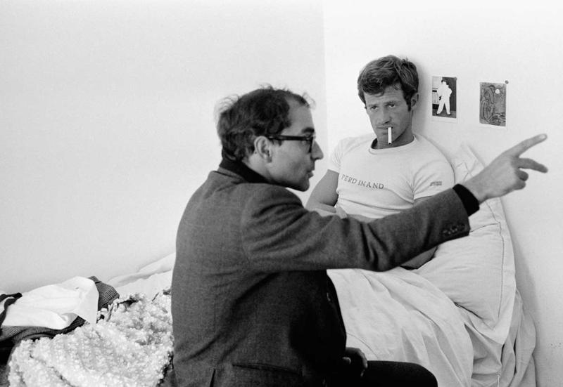 Žans Liks Godārs dod norādes aktierim Žanam Polam Belmondo filmas "Trakais Pjero" uzņemšanas laikā. Francija, 1965. gads.
