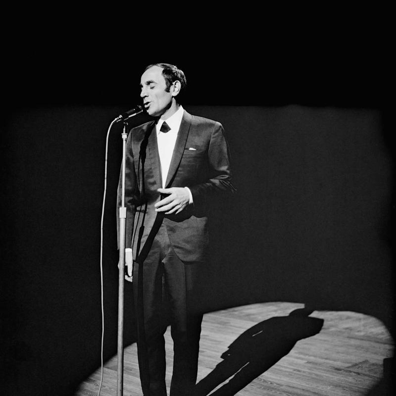 Šarls Aznavūrs uzstājas koncertzālē Olympia. Parīze, 27.10.1971.
