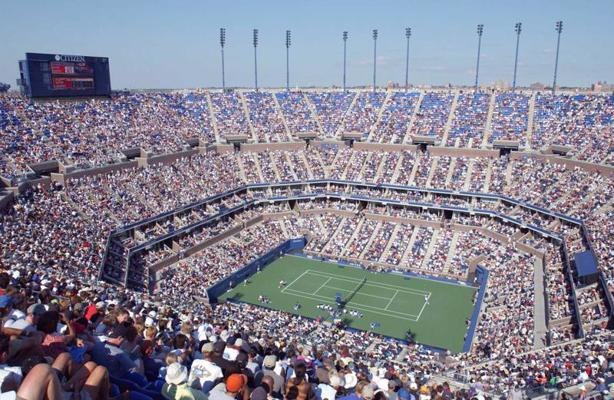Skats uz US Open tenisa turnīru Artūra Eša vārdā nosauktajā stadionā USTA Nacionālajā tenisa centrā. Ņujorka, ASV, 03.09.2001.